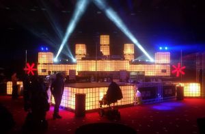 Upplyst showbar och scenmiljö
